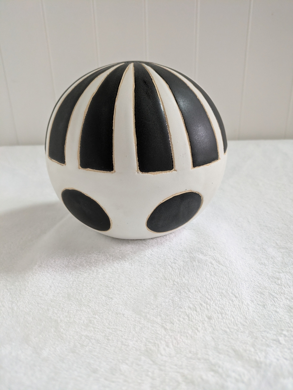 NWOT Unbranded Black and White Ceramic Art Sphere